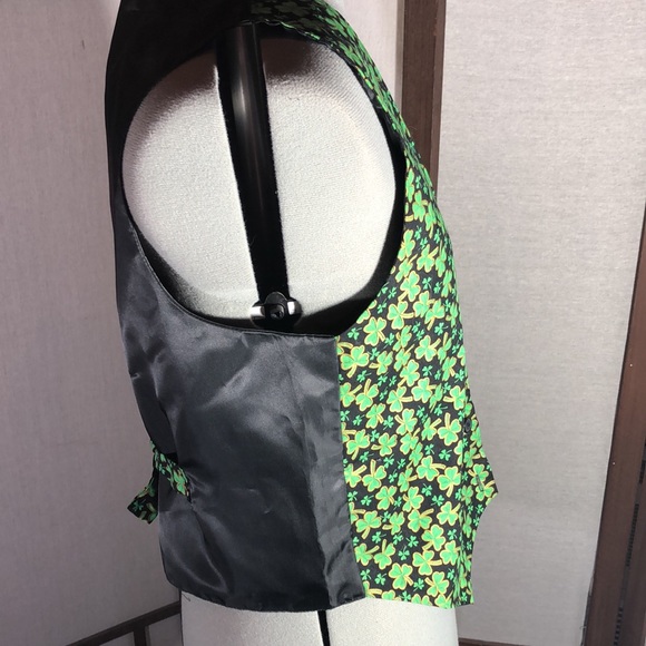 111 Main St. Patty‘s Day vest, fully lined in black shiny material. Med. - Picture 6 of 7